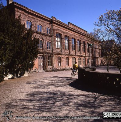 Palaestra et Odeum på Universitetsplatsen i Lund
Lasarettsfotograferna i Lund. Plastficka, lösa bilder. Foto: Ywonne Bernhardsson. Foto på något av 1900-talets sissta decennier. Från positiv
Nyckelord: Lasarettet;Lund;Universitet;USiL;Gymnastik;Sal;Sångsal