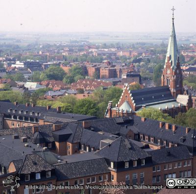 Utsikt mot sydväst från centralblocket på Lasarettet i Lund
Lasarettsfotograferna i Lund. Plastficka, lösa bilder. Omärkt bild. Utsikt från centralblocket i Lund mot sydväst, med Allhelgonakyrkan till höger i bild och gamla medicinkliniken (nuvarande hudhuset) hitom. Foto på något av 1900-talets sista decennier. Från positiv.
Nyckelord: Lasarettet;Lund;Universitetssjukhus;USiL;Allhelgona;Kyrka;Hud;Dermatologisk;Klinik;Internmedicinsk