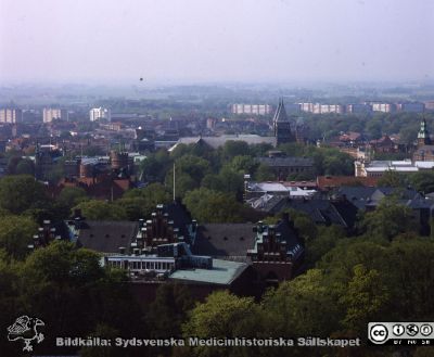 Utsikt mot söder från centralblocket på Lasarettet i Lund
Lasarettsfotograferna i Lund. Plastficka, lösa bilder. Omärkt bild. Utsikt från centralblocket i Lund mot söder, med universitetsbiblioteket närmast i bild. I fonden domkyrkan. Foto på något av 1900-talets sista decennier. Från positiv.
Nyckelord: Lasarettet;Lund;Universitetssjukhus;USiL;Universitetsbibliotek;Park