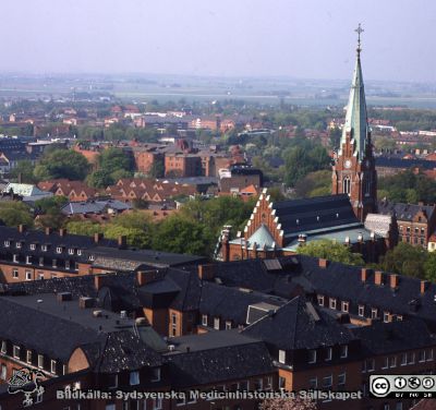 Utsikt mot sydväst från centralblocket på Lasarettet i Lund
Lasarettsfotograferna i Lund. Plastficka, lösa bilder. Omärkt bild. Utsikt från centralblocket i Lund mot sydväst, med Allhelgonakyrkan till höger i bild och gamla medicinkliniken (nuvarande hudhuset) hitom. Foto på något av 1900-talets sista decennier. Från positiv.
Nyckelord: Lasarettet;Lund;Universitetssjukhus;USiL;Allhelgona;Kyrka;Hud;Dermatologisk;Klinik;Internmedicinsk