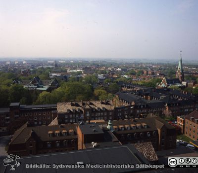 Utsikt mot söder från centralblocket på Lasarettet i Lund
Lasarettsfotograferna i Lund. Plastficka, lösa bilder. Omärkt bild. Utsikt från centralblocket i Lund mot söder. Allhelgonakyrkan till höger i bild. Hitom den hudhuset (gamla medicinkliniken). Reumatologiska kliniken till vänster om den. Nya kvinnokliniken närmast. Öronkliniken i bildens nedre högra hörn. Foto på något av 1900-talets sista decennier. Från positiv.
Nyckelord: Lasarettet;Lund;Universitetssjukhus;USiL;Allhelgona;Kyrka;KK;Kvinnoklinik;Internmedicinsk;Klinik;Reumatologisk;Hud;Dermatologisk;ÖNH;Öron;Öron-näsa-hals;Oto-Rino-Laryngologi