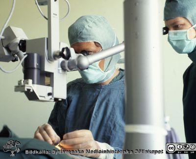 En ögonoperation på ögonkliniken i Lund med operationsmikroskop.
Pärm Lasarettsfotograferna, gamla färgbilder 1. 17. 24x30.  Foto på 1970 - 1980-talen. Från positiv
Nyckelord: Lasarettet;Lund;Universitetssjukhus;USiL;Ögon;Oftalmologisk;Oftalmiatrisk;Klinik;Katarakt;Operation;Grå;Starr