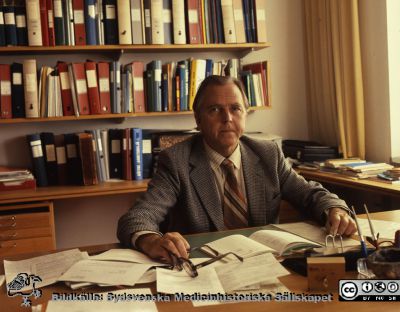 Mikrobiologen, prof. Rune Grubb
Pärm Lasarettsfotograferna, gamla färgbilder 1. 66. Mikrobiologen, prof. Rune Grubb (f. 1920, d. 1998). Foto nära pensioneringen 1986. Från positiv
Nyckelord: Lasarettet;Lund;Universitetssjukhus;USiL;Mikrobiologisk;Klinik;Bakteriologisk