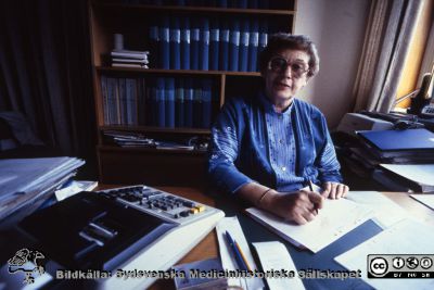 Ekonomiadministratör Inga-Britt Fröst
Pärm Lasarettsfotograferna, gamla färgbilder 1. 99. Foto troligen på 1980-talet. Från positiv.
Nyckelord: Lasarettet;Lund;Universitetssjukhus;USiL;Ekonomi;Administration