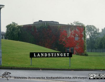 Landstingets stora sessionssal 
Pärm Lasarettsfotograferna, gamla färgbilder 1. 110. Landstingets stora sessionssal på Baravägen i Lund, i höstskrud. Foto troligast på 1980-talet. Från positiv
Nyckelord: Lasarettet;Lund;Landsting;Sessionssal;Malmöhus;Län;Mll