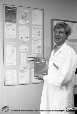 Docent Tomas Thulin 1984
Pärm S/V, negativ, aug, 1984. Foto på mdicinmottagningen. Han disputerade 1977 och blev specialist på blodtryck och kärlsjukdomar. Från negativ.
Nyckelord: Lasarettet;Lund;Universitetssjukhus;USiL;Intern;Medicin;Mottagning;Hypertoni;Blodtryck