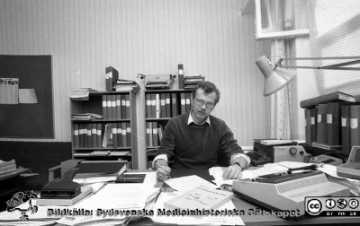 Budgetchef Lars Åhlin, sept, 1984. 
Pärm S/V, negativ, aug, 1984. 97, 1984. Foto för personaltidningen Lundajournalen. Från negativ.
Nyckelord: Lasarettet;Lund;Universitetssjukhus;USiL;Administration;Ekonomi;Budget