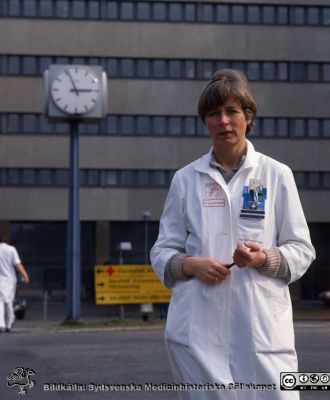 Klinikföreståndare och doktorand Barbro Gunnars 1984
Pärm Lasarettsfotograferna i Lund, S/V, negativ, aug, 1984. 109. Foto 1984 på intiativ av informationschef Inger Larsson på sjukhuset inför mässan "Kvinnor kan" i Göteborg, där bilden visades på en poster, och där Barbro Gunnars redovisade sitt doktorsarbete. Detta gjordes parallellt med hennes kliniktjänstgöring, som brukligt vid denna tid. Disputationen kom 1991, och vadr den andra som en sjuksköterska gjorde i Lund efter barnmorskan Anna-Karin Dykes1988. Från positiv.
Nyckelord: Lasarett;Lund;Universitet;Universitetssjukhus;USiL;Radioterapi;Röntgen;Onkologi;Administration;Klinik