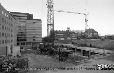 Grunden läggs för F-blocket 1984
Pärm Lasarettsfotograferna i Lund, S/V, negativ, aug, 1984. 112. 1984. 22. För personaltidningen Journalen. Foto strax nordost om det stora centralblocket. Folkskoleseminariet i bakgrunden, 14 nov, 1984. Från negativ
Nyckelord: Lasarettet;Lund;Universitetssjukhus;USiL;Laboratorieblock;Nybygge