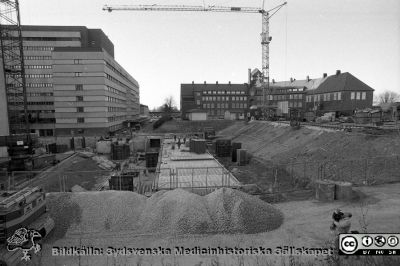 Grunden läggs för F-blocket 1984
Pärm Lasarettsfotograferna i Lund, S/V, negativ, aug, 1984. 112. 1984. Foto för personaltidningen Journalen strax nordost om det stora centralblocket. Folkskoleseminariet i bakgrunden, 14 nov, 1984. Från negativ.
