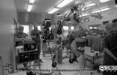 Inspelning av videofilm vid operation i bröstkorgen, kanske på hjärtat, 1984
Pärm Lasarettsfotograferna i Lund, S/V, negativ, aug, 1984. 115. 84. Notera det stora videostativet. Från negativ.
Nyckelord: Lasarettet;Lund;Universitetssjukhus;USiL;Thorax;Kirurgisk;Klinik;Operation;Inspelning;Film;Video