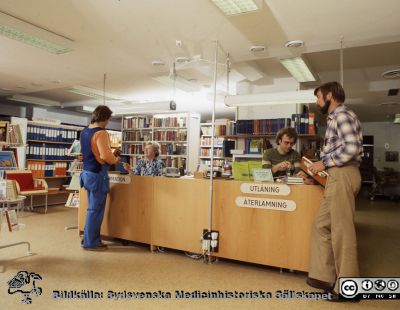 Sjukhusbiblioteket i Lund 1984
Pärm Lasarettsfotograferna i Lund, S/V, negativ, aug, 1984. Bibliotekarie Colibrine Sandström till vänster. Övriga personer i bilden är okända. Från negativ.
Nyckelord: Lasarettet;Lund;Universitetssjukhus;USiL;Bibliotekarie