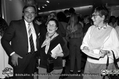 Nils-Otto Sjöberg i aktion på Forskningens Dag 1984
Pärm Lasarettsfotograferna i Lund, S/V, negativ, aug, 1984. Forskningens dag, Prof. Nils-Otto Sjöberg med två anonyma besökare på utställningen vid aulan. Från negativ.
Nyckelord: Lasarettet;Lund;Universitetssjukhus;USiL;Forskning