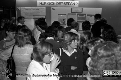 Publikvimmel vid utställningen på Forskningens Dag 1984
Pärm Lasarettsfotograferna i Lund, S/V, negativ, aug, 1984. Från negativ
Nyckelord: Lasarettet;Lund;Universitetssjukhus;USiL;Forskning;Utställning