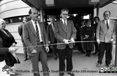 Från invigningen av vårdcentralen på Norra Fäladen i Lund 1990
Pärm Lasarettsfotograferna i Lund, Pärm negativ, 1990. 5. 1990. Invigning av vårdcentralen på Norra Fäladen i Lund. Från vänster sjukhusdirektör Ulla Leissner, distriktsläkare Anders Trönnberg, landsdtingspolitikern (fp) Kay-Wilhelm Winqvist, sjukhusdirektionens ordförande Benny Jönsson, distriktsöverläkare Clas Fernbrandt, 19/1-1990. Från negativ.
Nyckelord: Lasarettet;Lund;Universitetssjukhus;USiL;Primärvård;Vårdcentral;Ivigning;Administration;Politiker