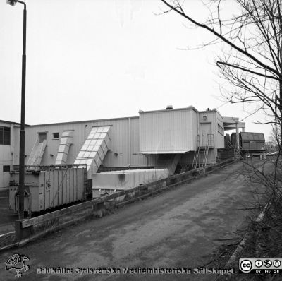 Transportavdelningens omlastningsstation för avfall och sopor
Pärm Lasarettsfotograferna i Lund, Pärm negativ, 1990. 27/-90.  Foto i februari 1990, troligen vid panncentralen vid Systervägen. Från negativ.
Nyckelord: Lasarettet;Lund;Universitetssjukhus;USiL;Transport;Sopor;Avfallshantering