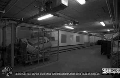 Interiör från sophanteringsstationen vid panncentralen
Pärm Lasarettsfotograferna i Lund, Pärm negativ, 1990. 28/-90. Foto i mars. 1990. Från negativ.
Nyckelord: Lasarettet;Lund;Universitetssjukhus;USiL;Transport;Sopor;Avfall;Sopstation