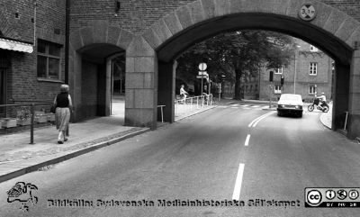 Östra valvet på Allhelgona Kyrkogata
Pärm Lasarettsfotograferna i Lund, Pärm negativ, 1990. 48/-90. Vy österut, mot Gamla Biskopshuset. 90-08-31. Från negativ.
Nyckelord: Lasarettet;Lund;USiL;Universitetssjukhus;Valvet;Gata