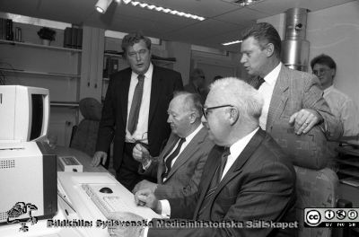 Invigning av MR-utrustning 1990
Pärm Lasarettsfotograferna i Lund, Pärm negativ, 1990. 49/-90. Invigning, 0,3T MRT-utrustning hos AB Medexa i patienthotellets bottenvåning. Från vänster: Direktör Roger Hansson (AB Medexa), Electroluxdirektören och finansmannen Hans Werthen, landshövding Bertil Göransson, docent Stig Holtås. Verksamheten upphörde c:a 1994 då sjukhuset fick egna resurser för MRT. Från negativ.
Nyckelord: Lasarettet;Lund;Universitetssjukhus;USiL;Röntgen;MR;Magnetresonans;Tomografi