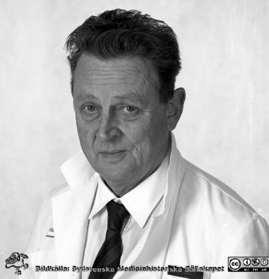 Jan Kugelberg
Pärm Lasarettsfotograferna i Lund, Pärm negativ, 1990. 52. Jan Kugelberg (docent, klinikchef; 1928 - 2001), Thoraxkirurgiska kliniken. Från negativ.
Nyckelord: Lasarettet;Lund;Universitetssjukhus;USiL;Thorax;Bröstkorgs;Kirurgisk;Klinik