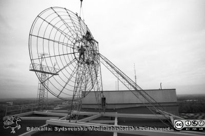 Arbete på den ena av de båda satellitantennerna på C-blockets tak
Pärm Lasarettsfotograferna i Lund, Pärm negativ, 1990. De båda antennerna användes av Televerket för att ta emot och skicka vidare satellitsignaler i ett trådbundet marknät. Den tekniska utvecklingen gjorde dem dock överflödiga, och de togs ned efter ett drygt decennium. Troligen är det nedmonteringen som visas. 59. Från negativ.
Nyckelord: Lasarettet;Lund;Universitetssjukhuset;USiL;Centralblocket;Satellitantenn