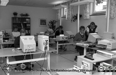 Sal för datorutbildning i administrationshuset 1960
Pärm Lasarettsfotograferna i Lund, Pärm negativ, 1990. 62. Från negativ.
Nyckelord: Lasarettet;Lund;Universitetssjukhuset;USiL;IT;Dator;Utbildning;Administration