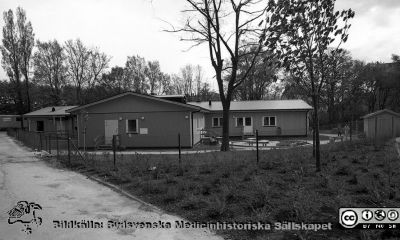 Barndaghemmet "Röda stugan"
Pärm Lasarettsfotograferna i Lund, negativ, 1991. 22. 91-05-23. Barndaghemmet "Röda stugan" på sin nya plats strax öster om Ögonkliniken B, vid invigningen. Byggnaden har fått en ljusare färg än förut. Från negativ. 
Nyckelord: Lasarettet;Lund;Universitetssjukhuset;USiL;Barn;Daghem