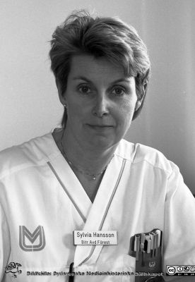 Sylvia Hansson 
Pärm Lasarettsfotograferna i Lund, negativ, 1991. 23. Biträdande avdelningsföreståndare, neurokirurgiska kliniken.  Från negativ. 
Nyckelord: Lasarettet;Lund;Universitetssjukhuset;USiL;Neurokirurgisk;Klinik