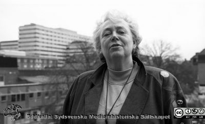 Sjukhusdirektör Ulla Leissner 1991
Pärm Lasarettsfotograferna i Lund, negativ, 1991. 47. 91-11-19. Sjukhusdirektör Ulla Leissner med universsitetssjukhusets centralblock i bakgrunden. Från negativ. 
Nyckelord: Lasarettet;Lund;Universitetssjukhuset;USiL;Direktör;Administration;Chef