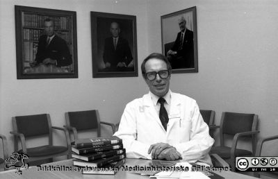 Professor Holger Pettersson,
Lasarettsfotograferna i Lund, pärm S/V negativ, 1992. 4.-92. Professor Holger Pettersson, röntgendiagnostiska avdelningen. På väggen hänger porträtt av hans företrädare, Olle Olsson, Olof Norman ocj Eric Boijsen. 92-03-19. Från negativ. 
Nyckelord: Lasarettet;Lund;Universitetssjukhuset;USiL;Rtg;Röndgendiagnostisk;Avdelning;Radiologi