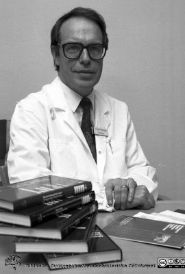 Professor Holger Pettersson
Lasarettsfotograferna i Lund, pärm S/V negativ, 1992. 4.-92. Professor Holger Pettersson, röntgendiagnostiska avdelningen.  92-03-19. Från negativ. 
Nyckelord: Lasarettet;Lund;Universitetssjukhuset;USiL;Rtg;Röndgendiagnostisk;Avdelning;Radiologi