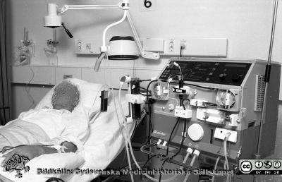 Patient i dialys 1992
Lasarettsfotograferna i Lund, pärm S/V negativ, 1992. 10. Patient i dialys med en apprat typ Gambro AK100. 9212. Från negativ.
Nyckelord: Lund;Lasarettet;Universitetssjukhuset;USiL;Medicinsk;Nefrologisk;Klinik;Hämodialys;Dialysapparat;Gambro