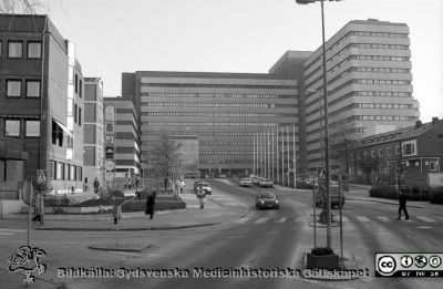 Centralblocket från huvudingången
Lasarettsfotograferna i Lund, pärm S/V negativ, 1992. 17. Patienthotellet till vänster med bl.a. apotek, post och sparbank. Tandpolikliniken till höger. 92/06. Från negativ.
Nyckelord: Lasarettet;Lund;USiL;Universitetssjukhuset;Patient;Hotell;Sparbank;Centralblocket;Entr;Tandöpoliklinik