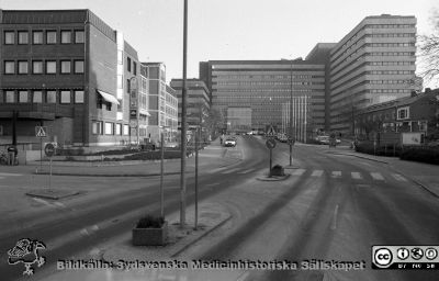 Centralblocket från huvudingången
Lasarettsfotograferna i Lund, pärm S/V negativ, 1992. 17. Patienthotellet till vänster med bl.a. apotek, post och sparbank. Tandpolikliniken till höger. 92/06. Från negativ.
Nyckelord: Lasarettet;Lund;USiL;Universitetssjukhuset;Patient;Hotell;Sparbank;Centralblocket;Entr;Tandöpoliklinik