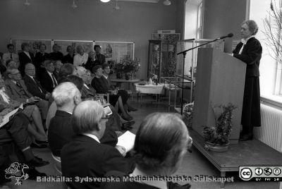 Intendent Cecilia Carlén Nilsson vid öppnandet av Medicinhistoriska Museet i Lund 1992
Lasarettsfotograferna i Lund, pärm S/V negativ, 1992. 20. Invigning av utställning på medicinhistoriska museet på St. Lars. 92-04-02. Intendent Cecilia Carlén Nilsson i talarstolen. Bland åhörarna märks på första raden bl.a. Kulturens intendent Anders Mårtensson, landshövding Bertil Göransson, direktionens ordförande Fredrik Swartling, dennes hustru Birgit Swartling (längst bort på raden). På andra raden bl.a. ingenjör Rune Elmqvist, chefläkare Hans Rorsman och professorerna Rolf Öhman och David Ingvar (?). Från negativ.
Nyckelord: Lasarettet;Lund;Universitetssjukhuset;USiL;Sydsvenska;Medicinhistoriskt;Sällskap;Invigning;Utställning