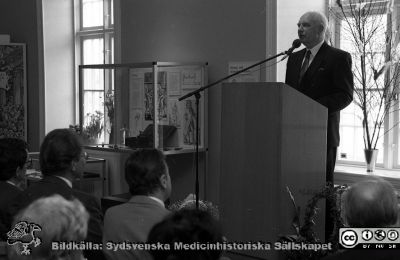 Landshövding Bertil Göransson vid öppnandet av Medicinhistoriska Museet i Lund 1992
Lasarettsfotograferna i Lund, pärm S/V negativ, 1992. 20. Invigning av utställning på medicinhistoriska museet på St. Lars. 92-04-02. Landshövding Bertil Göransson i talarstolen. Från negativ.
Nyckelord: Lasarettet;Lund;Universitetssjukhuset;USiL;Sydsvenska;Medicinhistoriskt;Sällskap;Invigning;Utställning