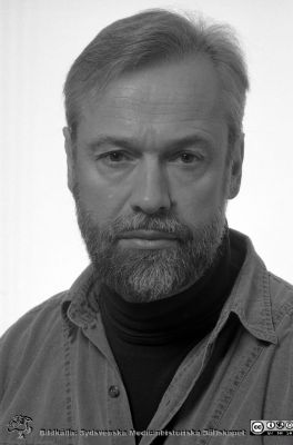 Jonas Frykman, etnolog, 1993
Lasarettsfotograferna i Lund, pärm Sv/v Neg, 1993. 2.  Sedermera professor i etnologi iLund. 9302.Från negativ.
Nyckelord: Lasarettet;Lund;Universitetssjukhuset;USi;Etnologi