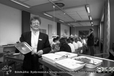 Yvonne Bertilsson
Lasarettsfotograferna i Lund, pärm Negativ, 1993-2. 3. Patientservicechef på centralköket. Foto i direktionsmatsalen 93-10-29. Från negativ.
Nyckelord: Lasarettet;Lund;Universitetssjukhuset;USiL;Patientservice;Centralkök;Matsal;Direktion