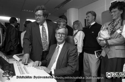 Invigning 1993, MR-enheten på Lasarettet i Lund
Lasarettsfotograferna i Lund, pärm Negativ, 1993-2. Invigning av firma Medexa AB som drev en diagnotisk magnetresonansapparat i patienthotellets bottenplan. Direktör Roger Hansson (stående) och direktionsordföranden Benny Jönsson vid apparatens manöverbord. Informationschef Lena Åsberg längst till höger. Foto 93-08-25. Från negativ.
Nyckelord: Lasarettet;Lund;USiL;Universitetssjukhuset;Medexa;MRT;Bild;Magnetresonans;Invigning