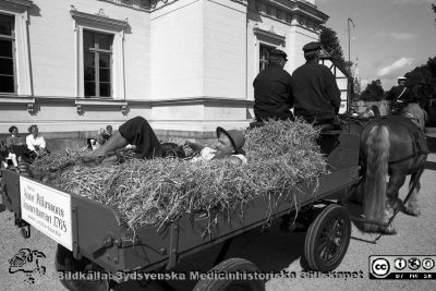 Repris av Sune Pährssons lasarettsresa 1768
Lasarettsfotograferna i Lund, pärm Negativ, 1993-2. Lasarettet i Lund firar 225 år. 93-08-21. Sunes vårdtid blev 47 dagar år 1768. Från negativ.
Nyckelord: Lasarettet;Lund;Universitetssjukhuset;USiL;Jubileum;Upptåg;Firande