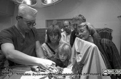 Öppet Hus på Lasarettet i Lund 1993
Lasarettsfotograferna i Lund, pärm Negativ, 1993-2. 225-årsjubileum av Lasarettet i Lund firades med öppet hus 93-08-21. Kirurgen Per ("Pelle") Johnson på thoraxkirurgiska kliniken demonstrerar något i "såret" på en demonstrationsuppställning. Från negativ.
Nyckelord: Lasarettet;Lund;Universitetssjukhuset;USiL;Jubileum;Öppet Hus;Kirurgi;Demonstration;Visning