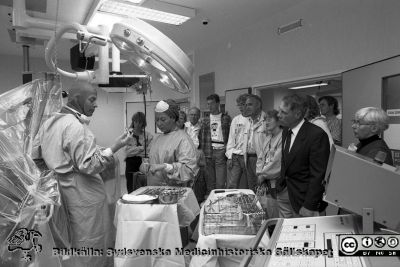 Öppet Hus på Lasarettet i Lund 1993
Lasarettsfotograferna i Lund, pärm Negativ, 1993-2. 225-årsjubileum av Lasarettet i Lund firades med öppet hus 93-08-21. Ortopeden Karl-Göran Thorngren  demonstrerar en peang. Operationssköterskan är Ulla Gillisdotter. Nr 2 från höger bland åskådarna, i dörröppningen, är ortopeden Per Fornander, högtflygande ortoped (segelflygplan, 10096m, svenskt rekord 1986). Från negativ.
Nyckelord: Lasarettet;Lund;Universitetssjukhuset;USiL;Jubileum;Öppet Hus;Kirurgi;Ortopedisk;Demonstration;Visning