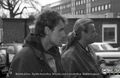 Tennisessen Mats Wilander och Björn Borg
Lasarettsfotograferna i Lund, pärm Neg, 1994. 1. Tennisessen Mats Wilander och Björn Borg besökte Lasarettet i Lund i februari 1994 som ett evenemang för att uppmuntra sjuka barn och ungdomar. Från negativ.
Nyckelord: Lasarettet;Lund;Universitetssjukhuset;USiL;Tennis;Spelare;Evenemang