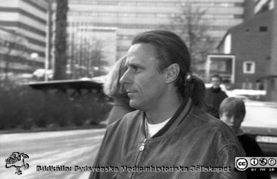 Tennismästaren Björn Borg
Lasarettsfotograferna i Lund, pärm Neg, 1994.1. Tennisesset Björn Borg utanför barnkliniken, på besök på sjukhuset tillsammans med Mats Wilander, också han framgångsrik tennisspelare. De kom för att uppmuntra sjuka barn och ungdomar. Foto i februari 1994. Från negativ.
Nyckelord: Lasarettet;Lund;Universitetssjukhuset;USiL;Tennis;Spelare;Evenemang