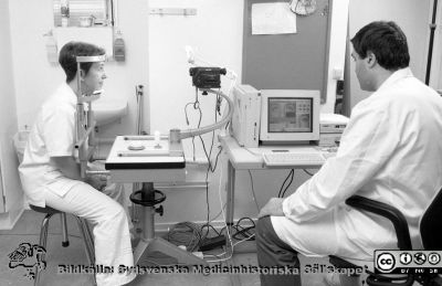 Inspelning av ett undervisningsprogram på ögonkliniken i Lund
Lasarettsfotograferna i Lund, pärm Neg, 1994. 8. Ortoptisten Konstantin Moutakis spelar in ett undervisningsprogram om ögonrörelser. "Patienten" är sjuksköterskan Märtha Hjelmér. Januari 1994. Från negativ.
Nyckelord: Lasarettet;Lund;Universitetssjukhuset;USiL;Oftalmologisk;Klinik;Ortoptist;gonrörelser;Undervisning;Ögon