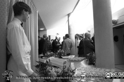 Invigning av nya MR-avdelningen 1994  i kulvertplanet mellan ögonkliniken och EA-blocket. 
Lasarettsfotograferna i Lund, pärm Neg, 1994. 17. MR-avdelningen fick där en ny 1,5 tesla-maskin. 94-03-30. Bland de minglande ses professor Olle Olsson, professor Eric Boijsen, docent Sten Cronqvist, professor Holger Pettersson. Kanske är det teknologprofessorn Skotte Mårtensson längst till höger. Från negativ.
Nyckelord: Lasarettet;Lund;Universitetssjukhus;USiL;Röntgen;Rtg;MRT;Magnetresonans;Tomografi