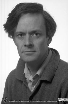Per Aspenberg 
Lasarettsfotograferna i Lund, pärm Neg, 1994. 28. Ortopeden docent Per Aspenberg (god musiker och sedermera professor i Linköping). Från negativ.
Nyckelord: Lasarettet;Lund;Universitetssjukhuset;USiL;Ortopedisk;Kirurgi;Klinik