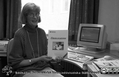 Eva Plym-Forsell med handbok om säkerhet och sekretess
Lasarettsfotograferna i Lund, pärm Neg, 1994. 37. Hon var administratör med övergripande funktionellt distriktsansvar för den medicinska och vårdrelaterade dokumenthanteringen och sedermera även den administrativa  dokumenthanteringen. Från negativ.
Nyckelord: Lasarettet;Lund;Universitetssjukhuset;USiL;Sekreterare;Administratör