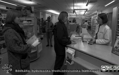 Sjukhusapoteket i Lund 1994
Lasarettsfotograferna i Lund, pärm Neg, 1994. 50. Interiör från lasarettsapotekets kundexpedition. Från negativ
Nyckelord: Lasarettet;Lund;Universitetssjukhuset;USiL;Apotek;Kund;Expedition