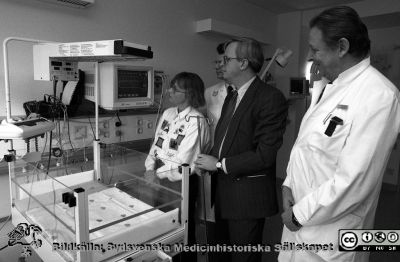 Barnhjärtkirurgiska kliniken invigs 1993
Lasarettsfotograferna i Lund, pärm S/V Neg. 1993. Barnhjärtkirurgiska kliniken invigs. Jan-93. Från vänster Ann-Kristin Olsson (barnnarkosläkare), Peeter Jögi (barnhjärtkirurg), Benny Jönsson (sjukvårdsdistriktets ordförande) och professor Jan Kugelberg (hjärtkirurg). Kliniken fick utökade resurser för barnhjärtkirurgisk intensivvård pga centraliseringen av barnhjärtkirurgi i landet, vilken genomfördes 1993. Från negativ

Nyckelord: Lasarettet;Lund;Universitetssjukhuset;USiL;Barn;Pediatrisk;Klinik;Kirurgi